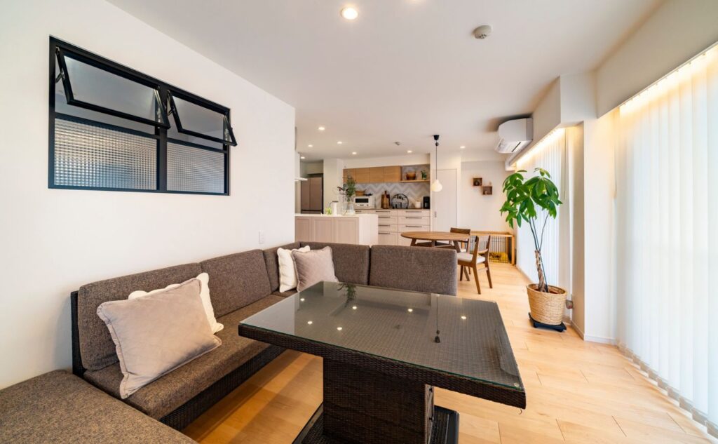 キッチンが暮らしの中心に ご夫婦とペットがくつろげる上質な空間