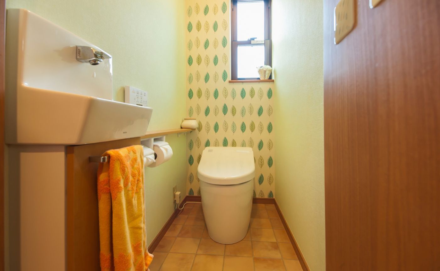 トイレ手洗い器とアクセントクロス