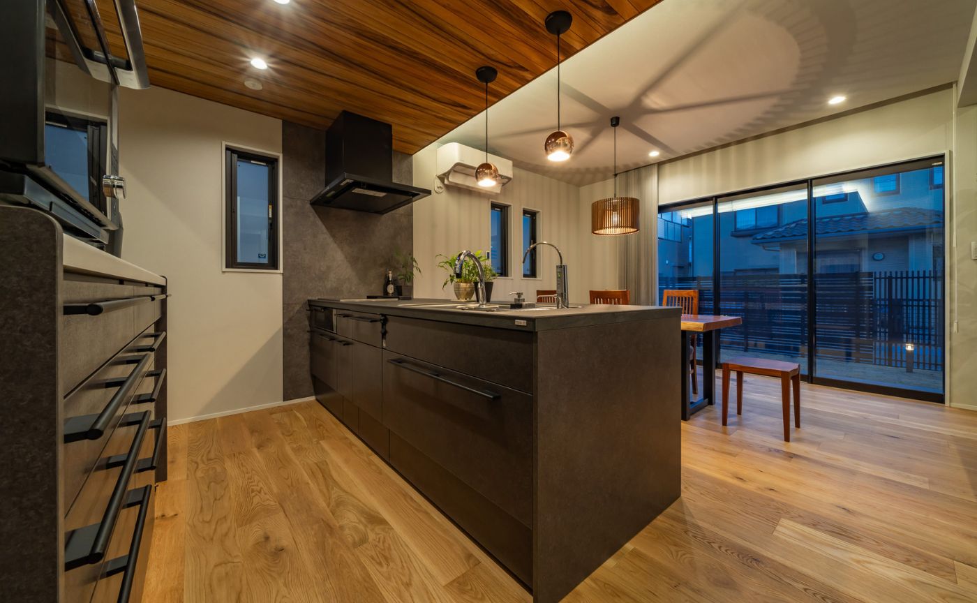 築43年住み継ぐ家 縦型窓