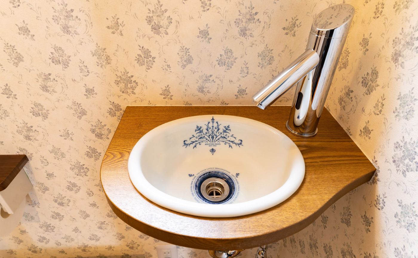 トイレ手洗い器壁付けタイプ